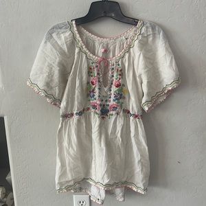 Women’s lightweight vintage top with floral embroidery